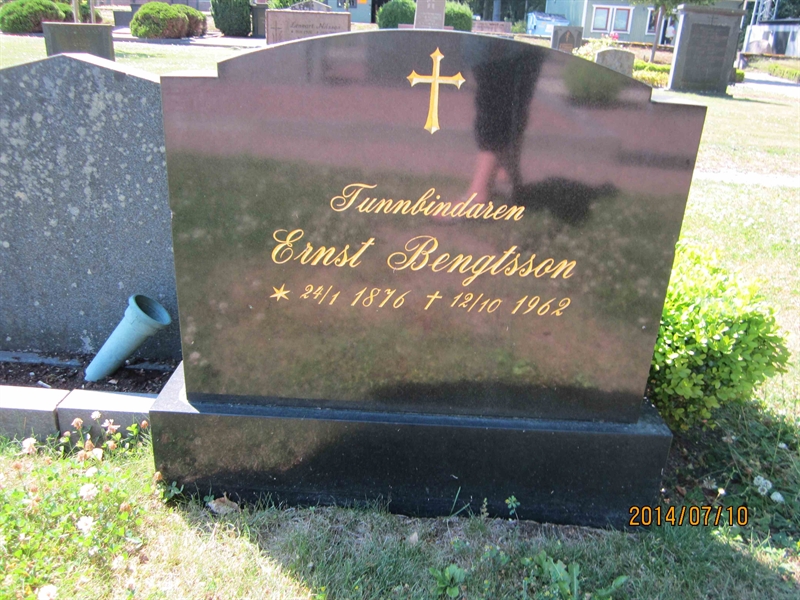 Grave number: 8 K   107