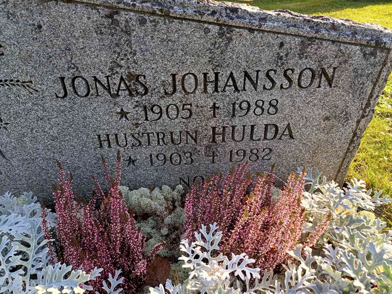 Grave number: JÄ 1 B 3277, 3278, 3279