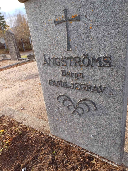 Grave number: JÄ 1 A 2109, 2110, 2111