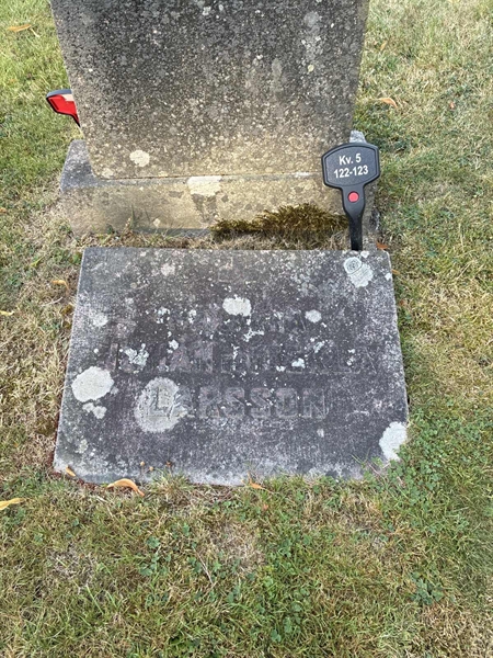 Grave number: 33 5   122-123