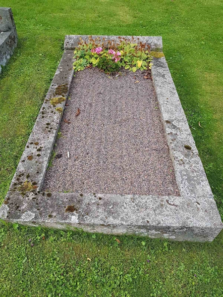 Grave number: 06 60404