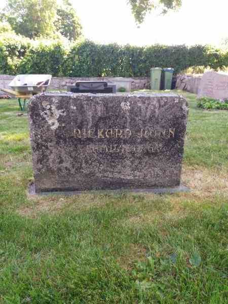 Grave number: 08   522-523