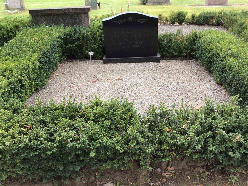 Grave number: 20 F   228-229