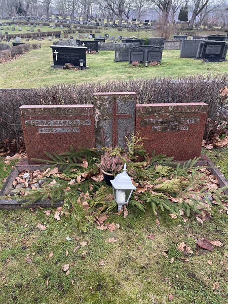 Grave number: Lax mell Kv4 82+83