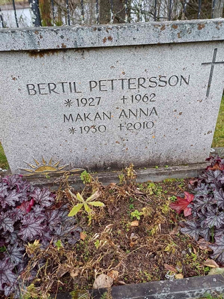 Grave number: JÄ 1 B 3127, 3128, 3129