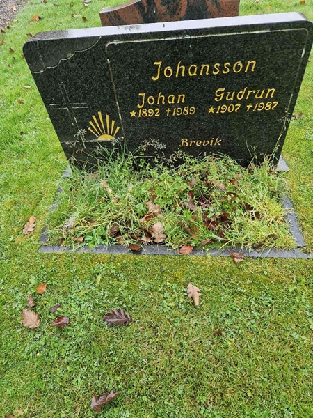 Grave number: SN 03    32, 33