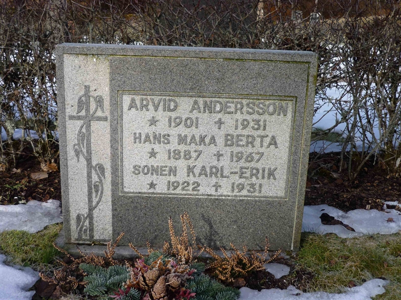 Grave number: ÖD 03   98, 99, 100