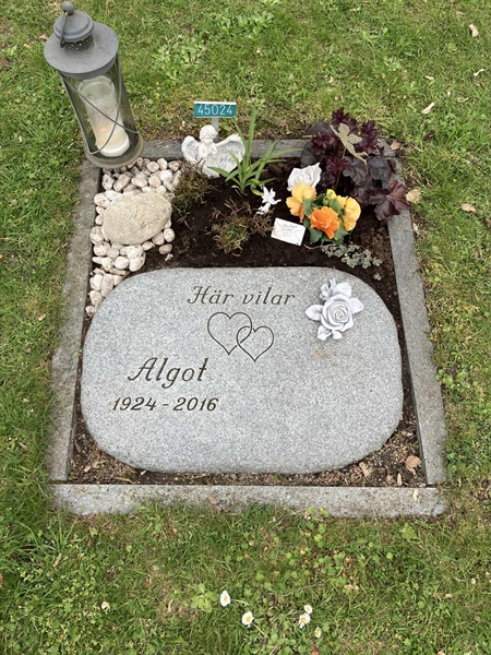 Grave number: NÅ U45    24