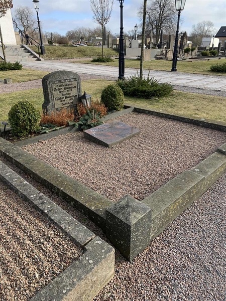 Grave number: SÖ E    81, 82