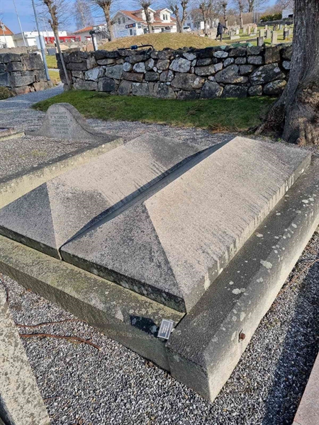 Grave number: TG 005 0834, 0835