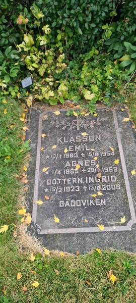 Grave number: M F  152, 153
