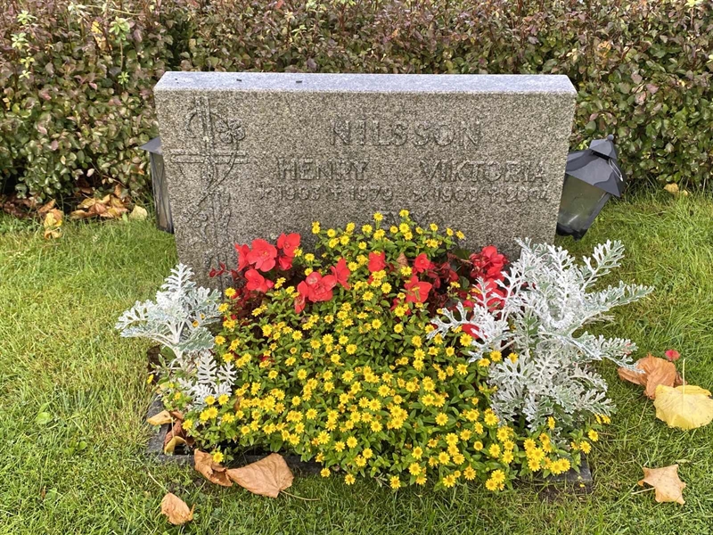 Grave number: 4 Öv 17   121-122