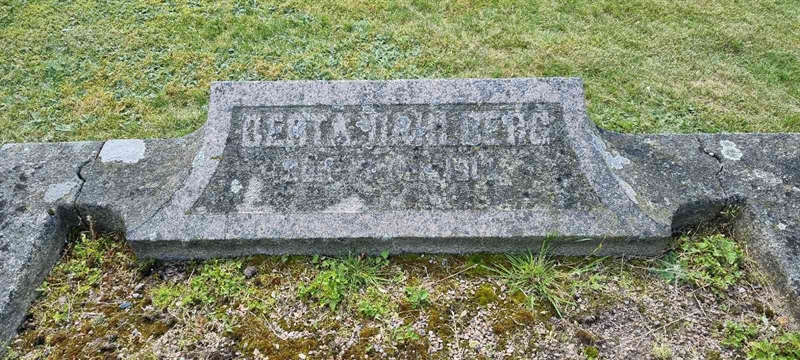 Grave number: LM 1 07  012