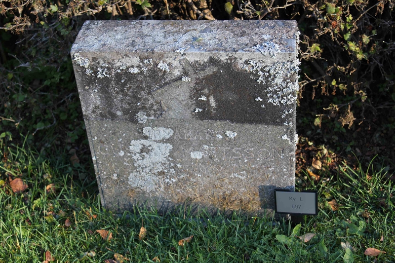 Grave number: A L  697