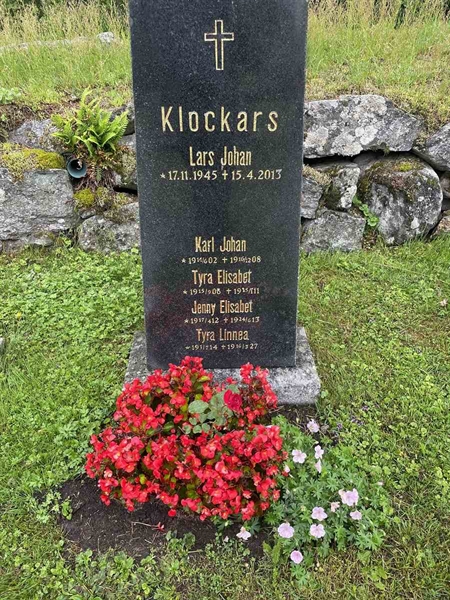 Grave number: N 4 4   692