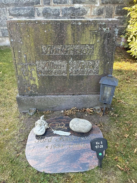 Grave number: 33 5    27-28