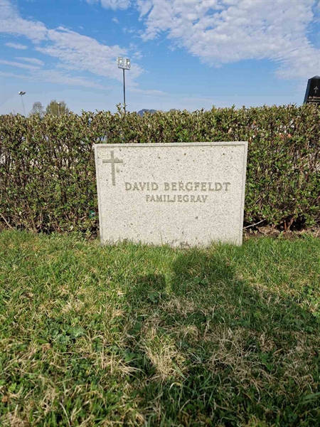 Grave number: 501 01 221-223