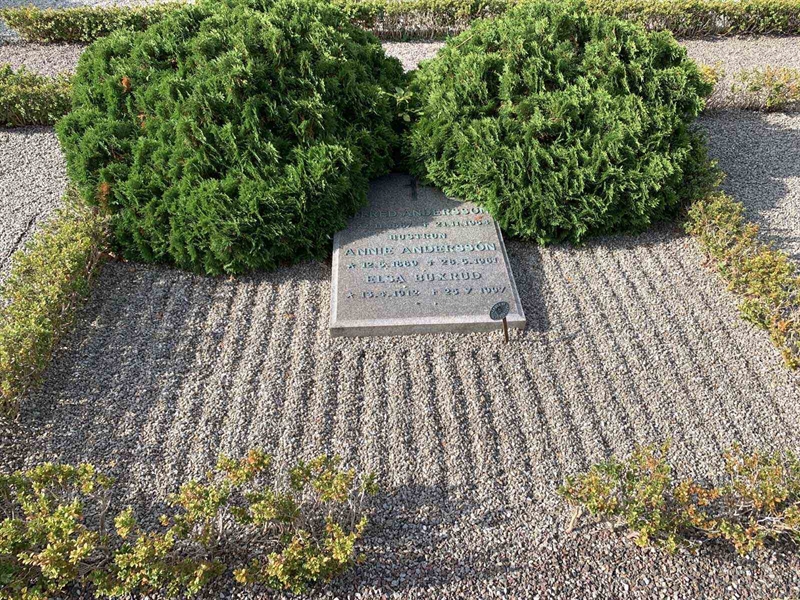 Grave number: NK H 33-34