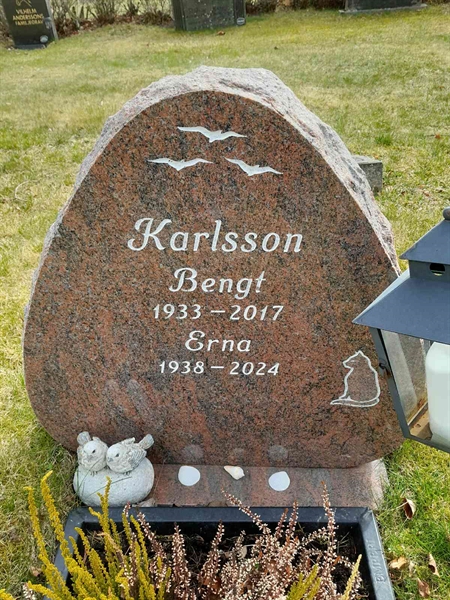 Grave number: 3 3 317