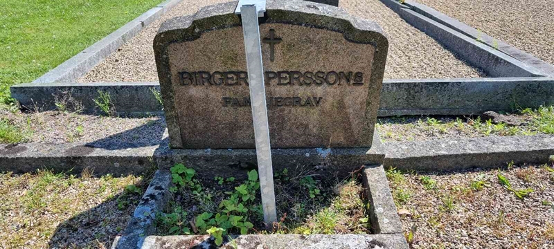 Grave number: LM 1 05  005