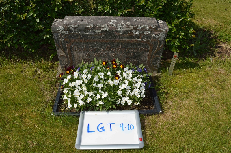 Grave number: LG T     9, 10
