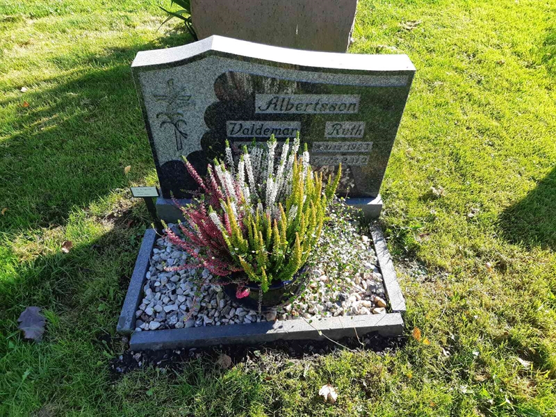 Grave number: Fr 8   136-137