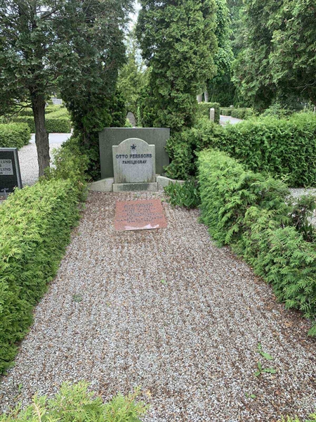 Grave number: NK VI   124