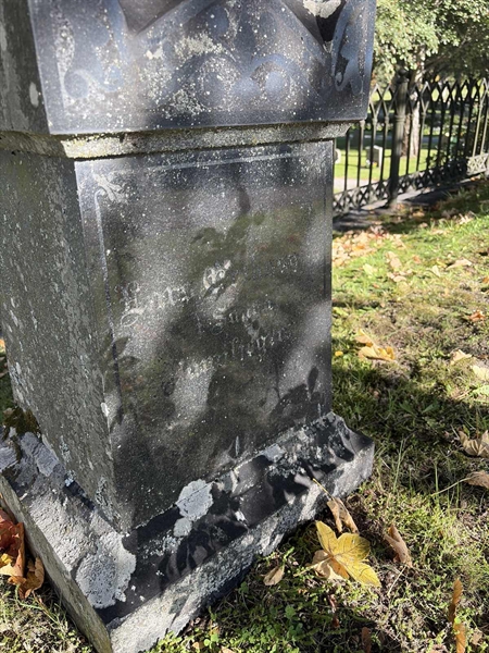 Grave number: H 1    24