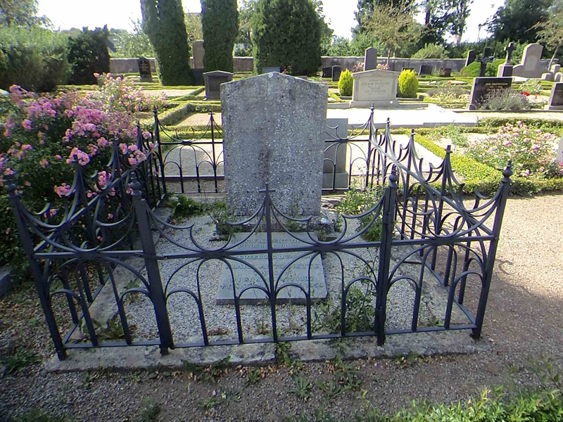 Grave number: SG T     9, 10