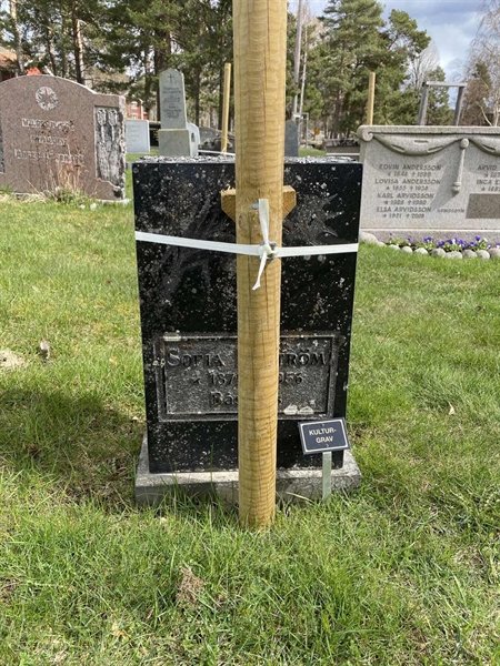 Grave number: 10 Ös 04    40