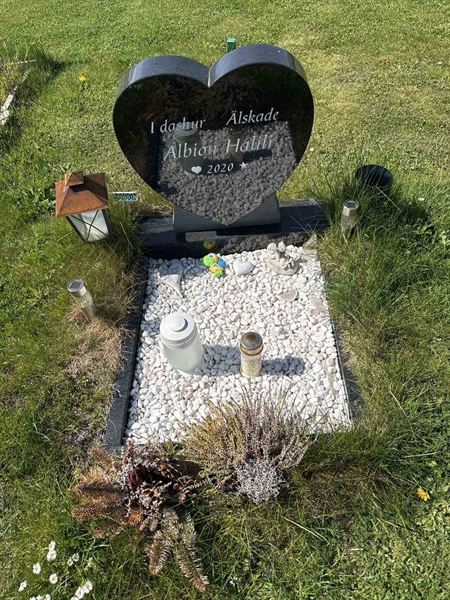 Grave number: R 05M 100N