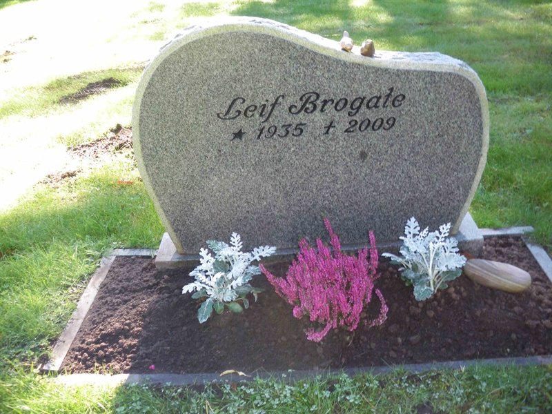Grave number: SB 41    32, 33
