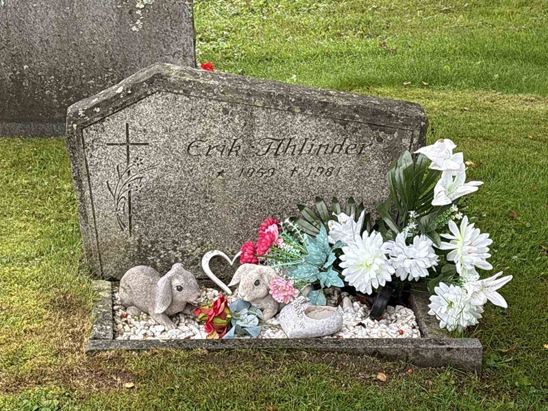 Grave number: IN 32    54-55