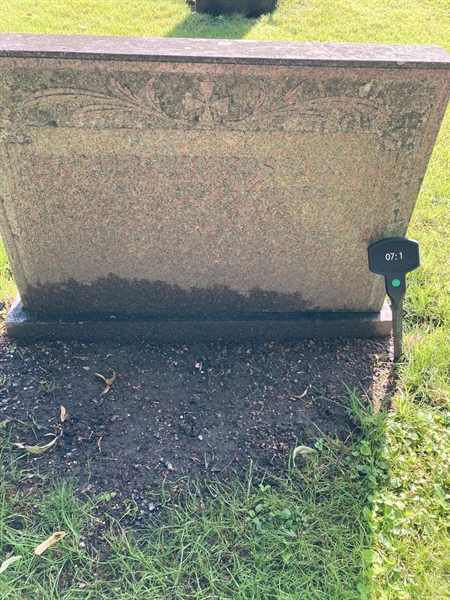 Grave number: 1 07     1