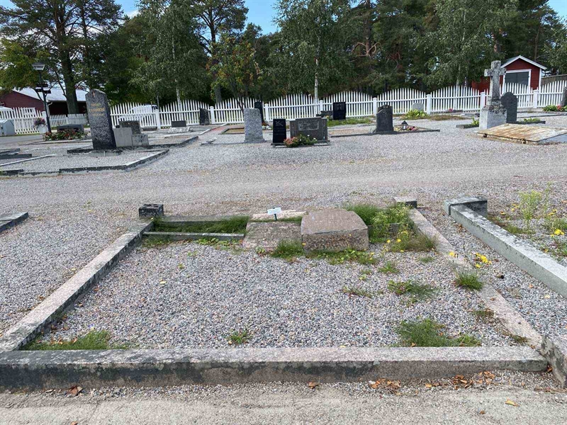 Grave number: 2 06   136