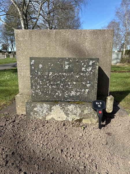 Grave number: 22 D    70