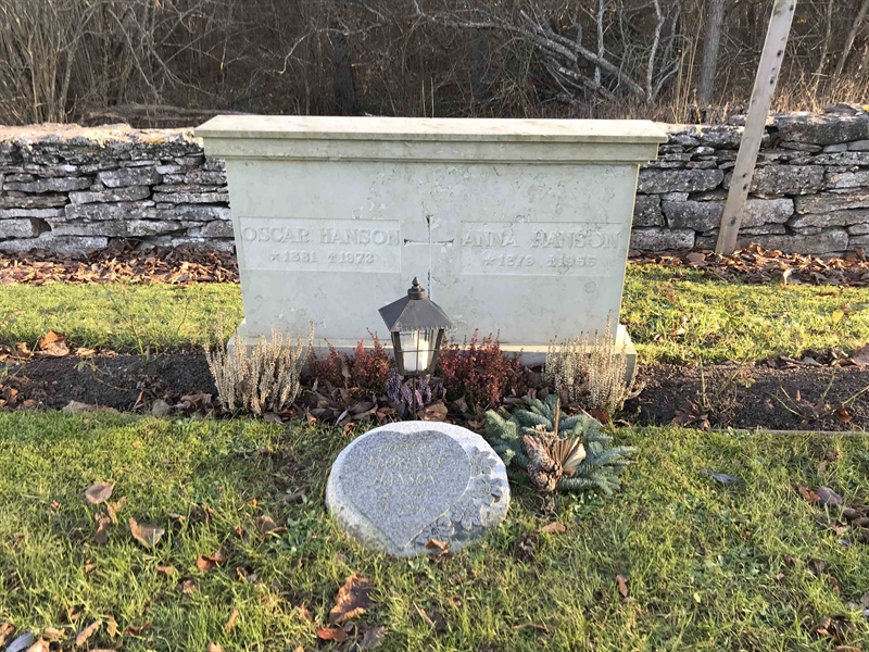 Grave number: L A     2