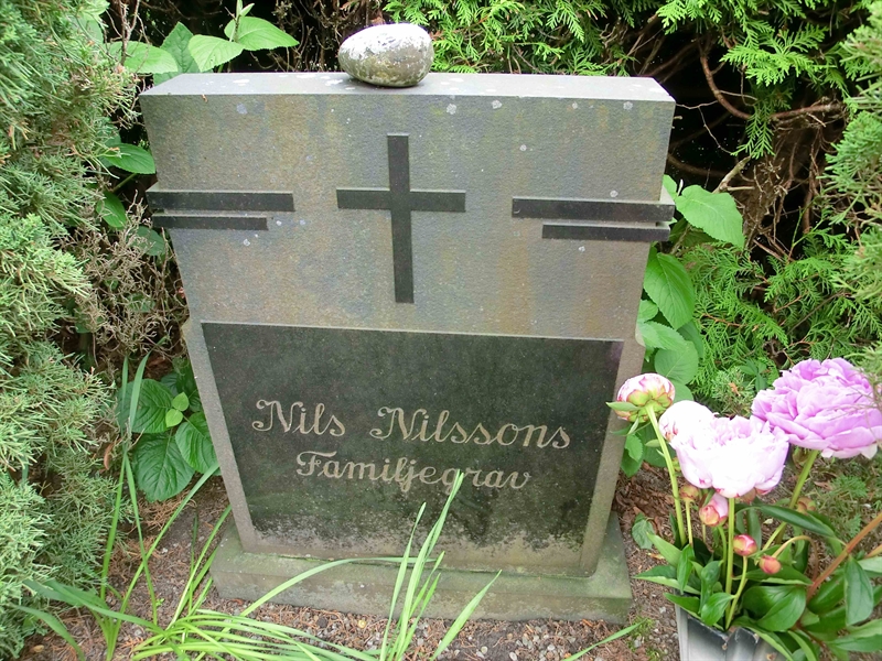 Grave number: KÄ E 102-104