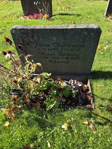 Grave number: T A B   590-591