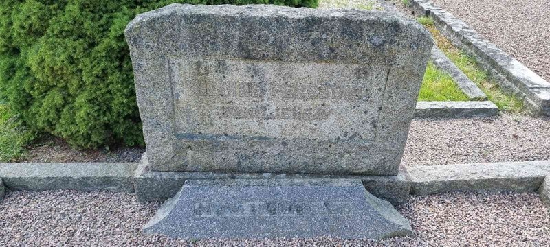 Grave number: LM 1 07  010