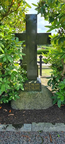 Grave number: LM 1 06  011