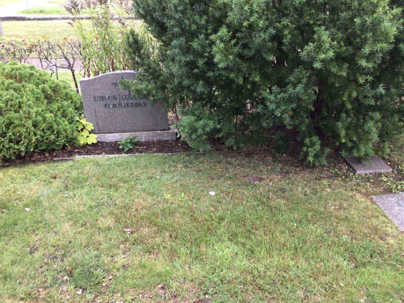 Grave number: 20 F   262-265