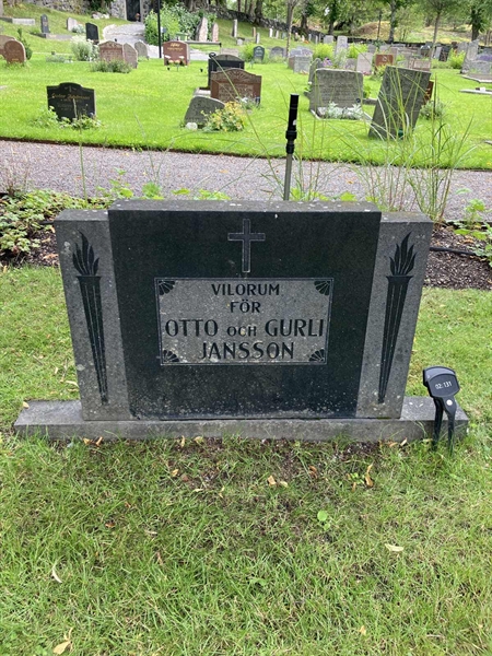 Grave number: 1 02   131