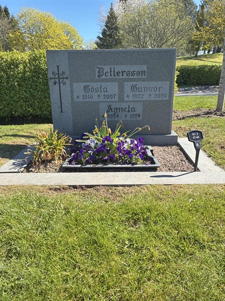 Grave number: 33 2    47-48
