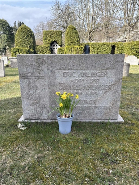 Grave number: LI    74