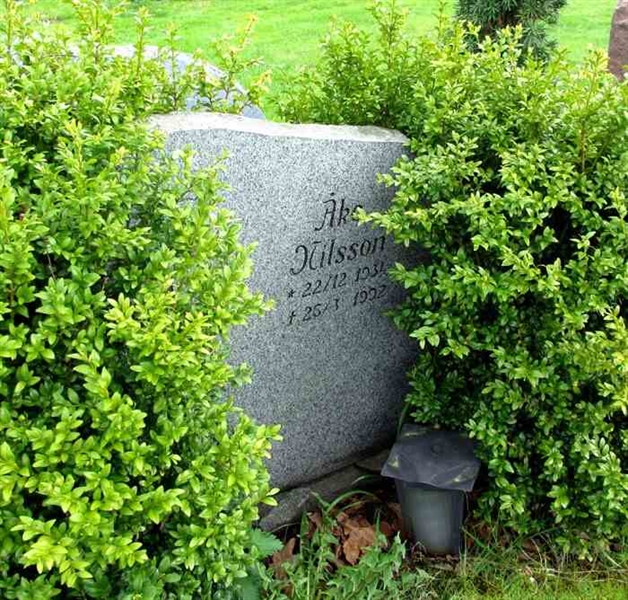Grave number: SN K    52