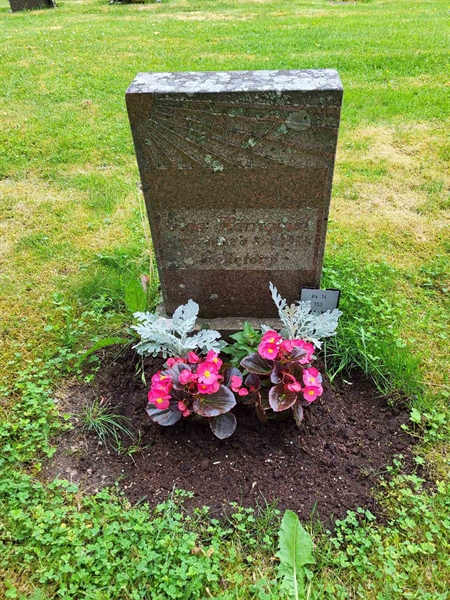 Grave number: kö 01 14   153