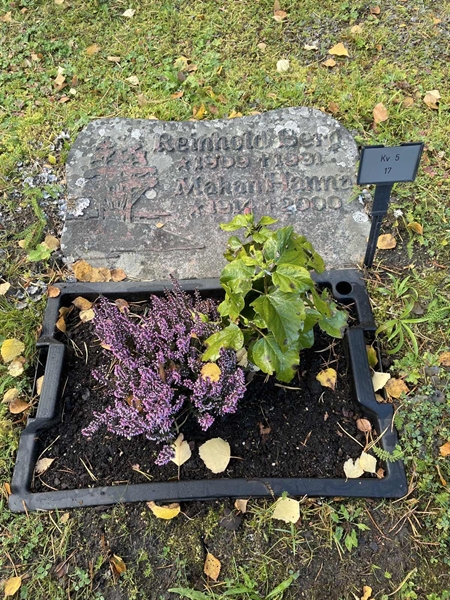 Grave number: R 5    17