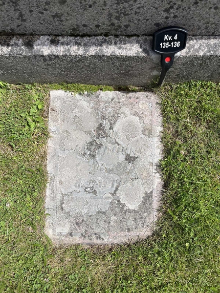 Hautatunnus: 33 4   135-136