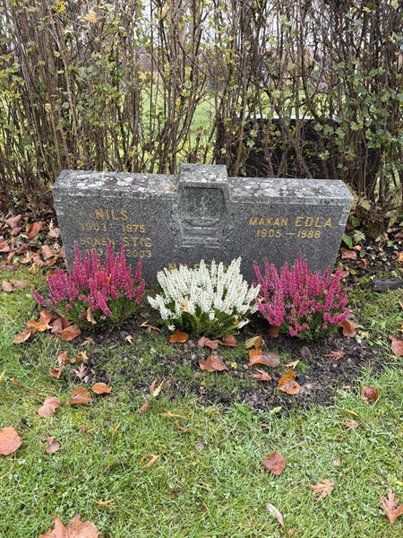 Grave number: 2 09   122-124